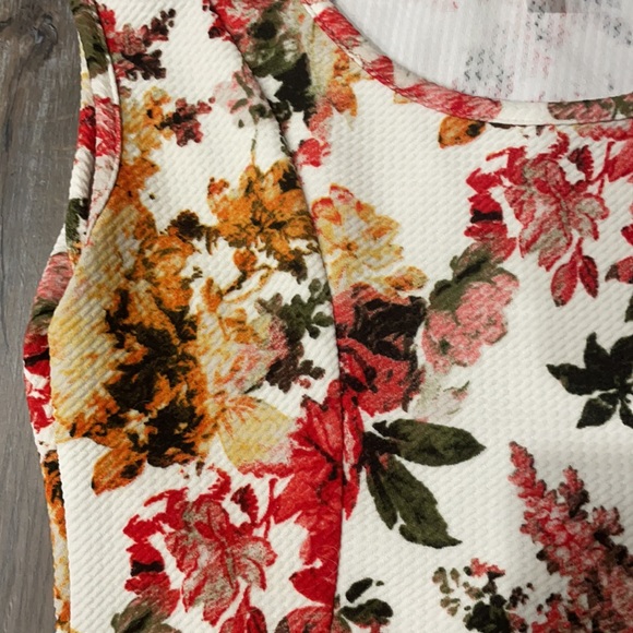 🦄5/25 Floral top - Picture 3 of 3